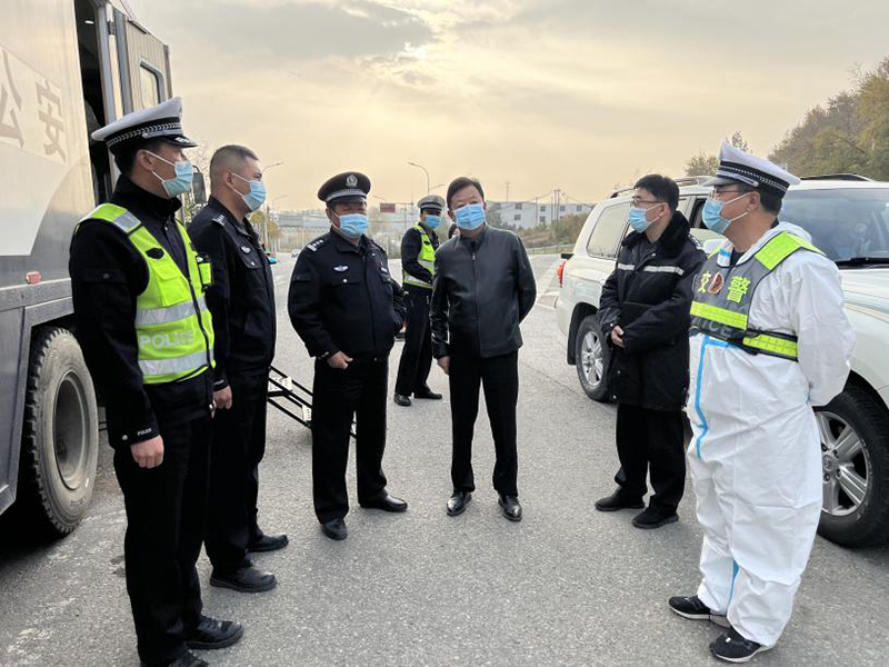 10月28日,海东工业园区党工委书记,管委会主任黄国俊看望慰问坚守疫情